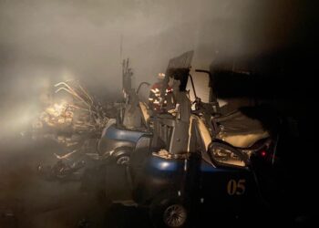 ANGGOTA bomba memadamkan kebakaran melibatkan stor penyimpanan bugi di Kelab Golf Kota Seriemas, Nilai, Seremban pagi tadi.-Ihsan Bomba