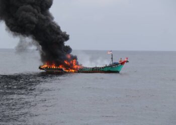 BOT nelayan yang dinaiki empat individu terbakar di kedudukan 16.6 batu nautika Barat Daya Sungai Besar, Sabak Bernam, Selangor pagi tadi.