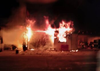 KEADAAN rumah kedai yang terbakar di Jalan Pantai, Kuala Kurau dekat Parit Buntar hari ini. - IHSAN JBPM