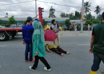 WANITA warga Indonesia maut manakala dua lagi cedera dirempuh kereta di Jalan Pasir Hor, Kota Bharu ketika mereka bertiga sedang berdiri di atas penghadang untuk melintas jalan tersebut.
