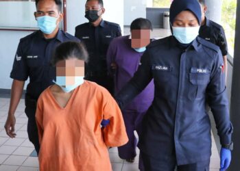 Sepasang suami isteri disambung reman tujuh hari lagi bagi membantu siasatan berhubung kematian seorang kanak-kanak lelaki berusia tujuh tahun akibat di dera, di Taman Krubong Jaya ketika dibawa di Kompleks Mahkamah Melaka, Ayer Keroh. -UTUSAN/ RASUL AZLI SAMAD