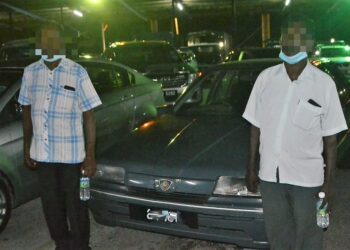 SEORANG lelaki mabuk (kiri) ditahan dalam keadaan mencurigakan bersama seorang lagi penumpang di Jalan Air Kuning-Rantau, Port Dickson malam tadi.