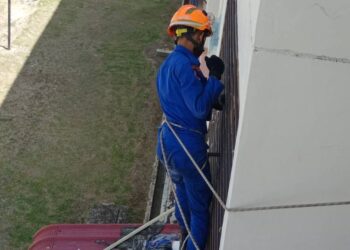 ANGGOTA APM memanjat bumbung menggunakan tali keselamatan bagi menyelamatkan tiga ekor kucing yang terperangkap di sebuah apartment di Alor Gajah, Melaka.