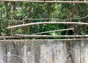 ANTARA pagar yang ditebuk penyeludup di kawasan ‪jalan keselamatan sempadan Padang‬ Besar, Perlis, baru-baru ini.