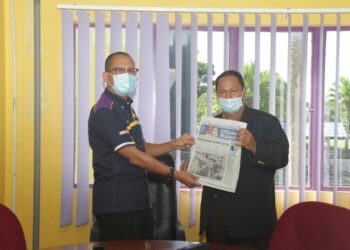 MOHD. Ilham Adenan (kiri) bersama wartawan sambilan Media Mulia Sdn. Bhd. ketika ditemui di UiTM Cawangan Pahang Kampus Jengka di Maran, Pahang.