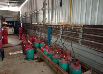 ANTARA tong gas petroleum cecair bersubsidi yang ditemukan di sebuah kilang memproses sarung tangan getah di Kampung Assam Jawa, Kuala Selangor, Selangor.