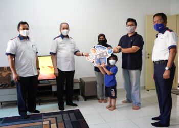 WAN Junaidi Tuanku Jaafar (dua dari kiri) sempat melawat salah sebuah unit Pangsapuri Warisan Tanjung, di Tanjong Tokong, Pulau Pinang yang sudah sedia didiami baru-baru ini.