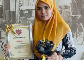 ENGKU Ros Shazwani Engku Lah bersama sijil anugerah Ikon Usahawan Muda 2020 dari MITC.