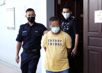 LELAKI yang bekerja sebagai peniaga pasar malam yang dituduh merogol anak tirinya dibawa keluar dari mahkamah selepas didakwa di Mahkamah Sesyen Ipoh hari ini. - UTUSAN/ZULFACHRI ZULKIFLI