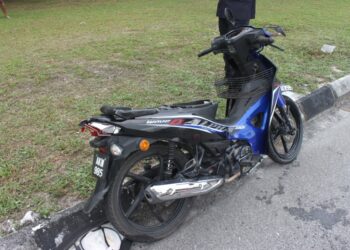 MOTOSIKAL mangsa kejadian kes langgar lari di Kilometer 40.6, Jalan Ipoh-Teluk Intan berhampiran Mambang Diawan dekat Kampar semalam. -GAMBAR IHSAN PDRM