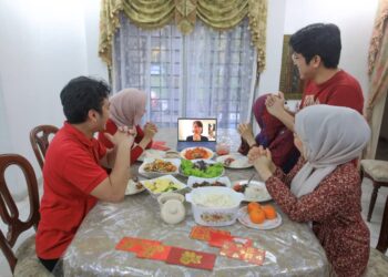 NORHANA Ng Abdullah, 63, bersama tiga anak dan menantunya meraikan tradisi makan besar secara dalam talian sempena Tahun Baharu Cina bersama enam adik-beradiknya termasuk yang berada di London, United Kingdom, Filipina dan Selangor di Kampung Pengkalan Maras di Kuala Nerus, hari ini.