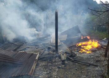 KEADAAN pondok di kebun jambu batu yang terbakar menyebabkan seorang lelaki warga emas maut di Tambun, Ipoh semalam. - UTUSAN/GAMBAR IHSAN JBPM PERAK