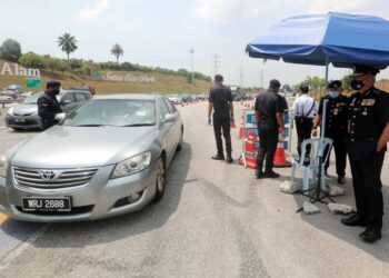 ACRYL SANI (kanan) melakukan tinjauan pelaksanaan sekatan jalan raya di Plaza Tol Setia Alam, Setia Alam, Shah Alam, Selangor, kelmarin.