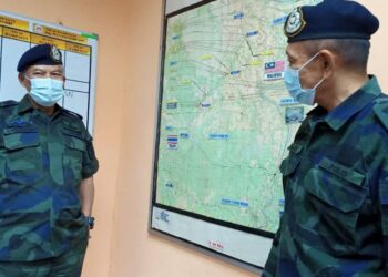 ABD. Rahim Jaafar (kiri) mendengar taklimat daripada pegawainya berkaitan dengan situasi penugasan Op Benteng Covid-19 di sempadan Malaysia-Thailand di Rantau Panjang hari ini.-UTUSAN/YATIMIN ABDULLAH