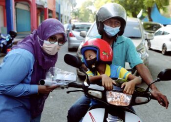 MAS Ermieyati Samsudin (kiri) menyampaikan tablet kepada murid sekolah untuk kegunaan harian pada program penyampaian tablet dan kad sim di pekarangan Pusat Khidmat Rakyat Parlimen Masjid Tanah, Melaka. - UTUSAN/RASUL AZLI SAMAD