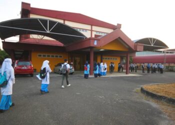 SUASANA hari pertama SPM 2020 di SMK Putera, Kota Bharu hari ini dalam suasana kebiasaan baharu. - UTUSAN/ ZULHANIFA SIDEK