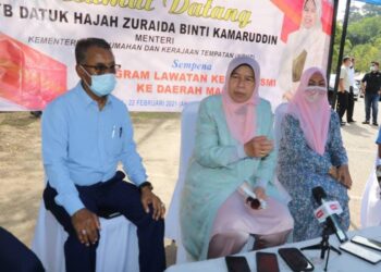 ZURAIDAH Kamaruddin (tengah) dalam sidang akhbar selepas mengadakan lawatan kerja di Maran, Pahang semalam.