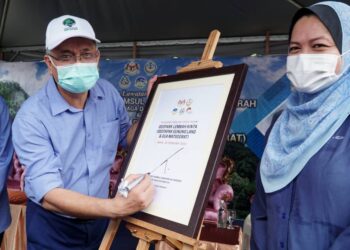 SHAMSUL Anuar Nasarah (kiri) menandatangani plak pada lawatan ke Geopark Lembah Kinta di Gunung Lang, Ipoh hari ini. - UTUSAN/ZULFACHRI ZULKIFLI