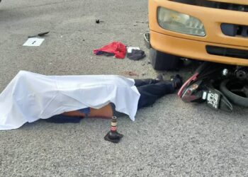 MAYAT Lee Chee Seng selepas motosikal ditunggangnya terlibat dalam kemalangan di Lebuh Raya Tun Dr. Lim Chong Eu, Georgetown, Pulau Pinang, pagi ini. - IHSAN BOMBA