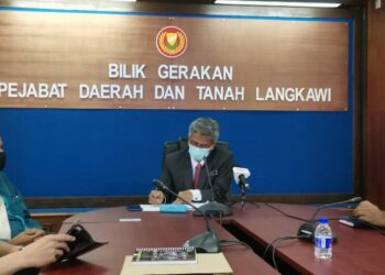 SAIFUL Anwar Azmi (dua dari kanan) mempengerusikan Mesyuarat Jawatankuasa Covid-19 Daerah Langkawi di Langkawi, Kedah, hari ini.