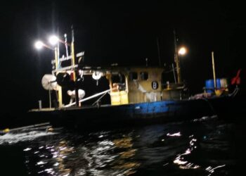 TIGA bot pukat tunda dikesan menangkap ikan di kawasan pesisiran pantai Sungai Burung, Bagan Datuk semalam. - IHSAN MARITIM MALAYSIA PERAK