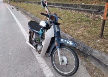 KEADAAN motosikal Honda Ex5 yang ditunggang Johari Kassim selepas terlibat kemalangan di Jalan Lendu berhadapan Taman Intekma, Melaka. - UTUSAN/DIYANATUL ATIQAH ZAKARYA