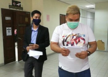 CHANG Yoon Siong (kanan) didenda RM8,000 oleh Mahkamah Sesyen di Butterworth, Pulau Pinang hari ini selepas didapati bersalah menghantar gambar lucah melalui aplikasi WhatsApp kepada seorang wanita empat tahun lalu.