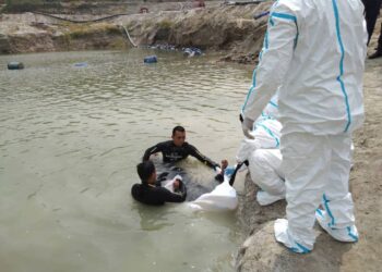 ANGGOTA bomba sedang mengangkat pekerja sebuah syarikat perlombongan pasir yang mati lemas selepas bot dinaiki terbalik dalam kejadian di Kampung Labuan Dagang, Kuala Langat, Selangor hari ini.-UTUSAN/MOHAMAD NAUFAL MOHAMAD IDRIS