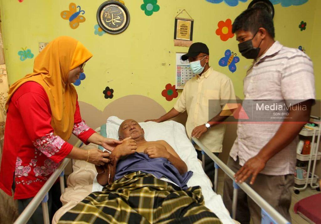 Pesara bomba terlantar, isteri berhenti kerja demi jaga suami tercinta Pesara bomba terlantar, isteri berhenti kerja demi jaga suami tercinta