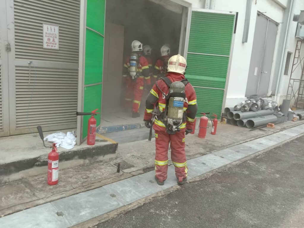 Panel penyongsang solar terbakar Panel penyongsang solar terbakar