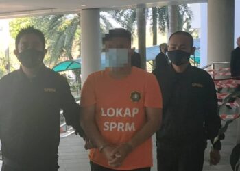 PENOLONG pegawai pejabat tanah daerah berusia 45 tahun di bawa SPRM ke Mahkamah Majistret Shah Alam, Selangor bagi permohonan reman meminta dan menerima suapan keseluruhan berhubung kelulusan permohonan tanah di Rawang antara tahun lalu dan awal Januari ini.
