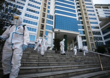 Jabatan Bomba dan Penyelamat Malaysia Negeri Selangor sedang melakukan operasi sanitasi awam dengan kerjasama Management & Science University (MSU) Shah Alam, Selangor. UTUSAN/ZULFADHLI ZAKI