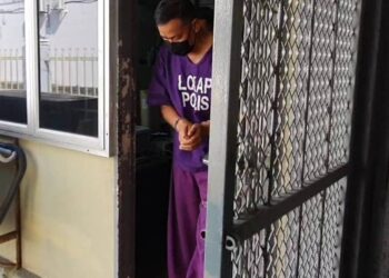 ROSDI ABD. GHANI dibawa keluar selepas mengaku tidak bersalah atas pertuduhan pecah amanah berjumlah RM603,760 di Mahkamah Sesyen Kemaman hari ini.