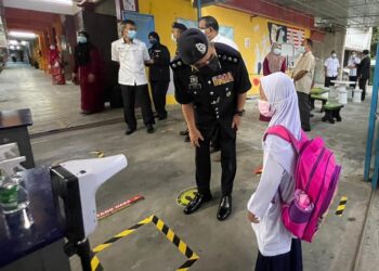 NOORZAINY Mohd. Noor meninjau proses pembukaan sekolah hari pertama di Sekolah Kebangsaan Penaga, Kepala Batas, Pulau Pinang. - UTUSAN/SITI NUR MAS ERAH AMRAN
