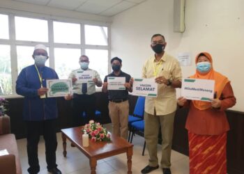 ROSOL Wahid (dua, kanan) selepas selesai menerima suntikan vaksin Covid-19 di   Klinik Kesihatan Kuala Berang di Hulu Terengganu, Terengganu, hari ini. - NOOR HAYATI MAMAT