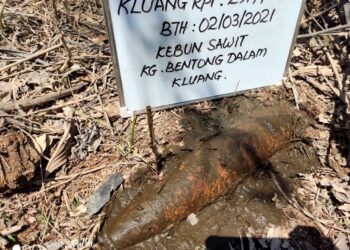 BOM lama yang ditemukan seorang penduduk yang juga pekerja kebun sawit di Kampung Bentong Dalam, Kluang, Johor.