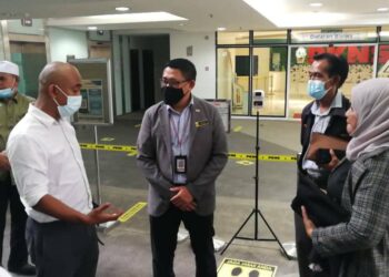 FAIZAL (tengah) dan Mohamad (dua kanan) mengatakan sesuatu selepas pertemuan diadakan berhubung isu hakmilik strata dan CF Pangsapuri Seri Perantau di pejabat PKNS, Shah Alam, Selangor hari ini. -UTUSAN/ABDUL RAZAK IDRIS