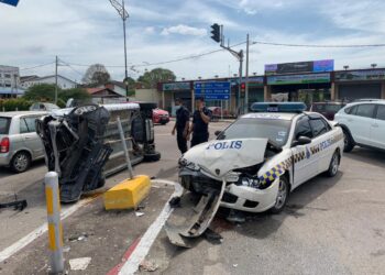 KEADAAN kereta Perodua Axia yang terbalik ketika bertembung dengan peronda polis di persimpangan lampu isyarat Kilometer 88 Jalan Kluang-Kota Tinggi, Kluang, Johor.