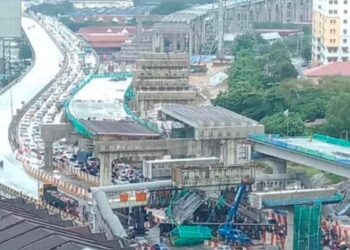 KEADAAN jejambat yang runtuh di MRR2 menghala ke Ampang. - IHSAN PEMBACA