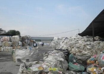 KILANG kitar semula plastik terpakai di Seksyen U9, Shah Alam ini dijatuhi hukuman denda RM75,000 selepas didapati bersalah beroperasi tanpa kelulusan. - IHSAN JAS SELANGOR