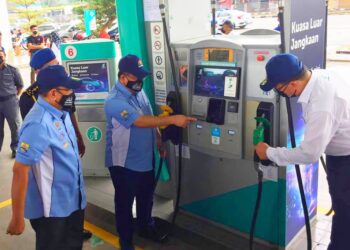 ALEXANDER Nanta Linggi (tiga kiri) memeriksa harga runcit bahan api bersubsidi di sebuah stesen minyak di Pasir Pekan, Tumpat hari ini. - UTUSAN/YATIMIN ABDULLAH