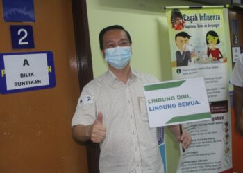 WEE Jeck Seng menunjukkan tanda bagus selepas menerima suntikan vaksin Covid-19 di Klinik Kesihatan Pontian, Johor.