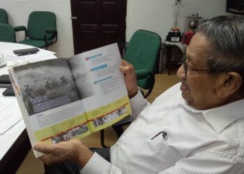 MOHD. Yussof Latiff melihat kandungan buku teks Sejarah Tingkatan 4 yang didakwa mempunyai unsur-unsur manipulasi fakta berkaitan ideologi komunis.