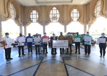 Wakil penerima bergambar selepas majlis penyerahan bantuan secara one-off daripada kerajaan negeri dengan nilai keseluruhan RM4.9 juta.