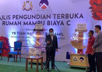 AYUB Jamil (kiri) menyempurnakan Majlis Pengundian Terbuka RMBJ Jenis C secara atas talian di Kota Iskandar, Johor.