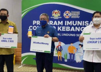 ADHAM Baba menerima suntikan dos kedua vaksin Covid-19 di PPV, Klinik Kesihatan Presint 18, Putrajaya.