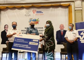 MAHDZIR Khalid (dua dari kiri) menyampaikan sumbangan pada Program Ceria Ke Sekolah TNB di Kuantan, Pahang. - UTUSAN/SHAIKH AHMAD RAZIF