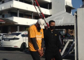 SEORANG pembantu penguat kuasa JPJ dibawa keluar dari mahkamah selepas SPRM mendapatkan perintah reman selepas dipercayai terlibat dalam sindiket melindungi pemandu-pemandu lori di Mahkamah Majistret, Kangar, Perlis hari ini.- UTUSAN/NAZLINA NADZARI