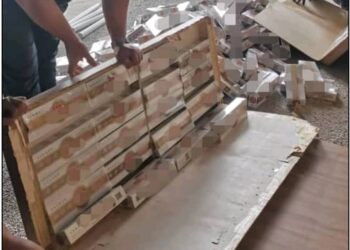 SEBAHAGIAN rokok seludup yang disembunyikan di ruang khas meja pasang siap sebelum dihantar ke negara jiran yang dipatahkan JKDM Johor. -IHSAN JKDM