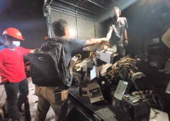 ANGGOTA polis dibantu petugas TNB merampas mesin yang digunakan untuk melombong mata wang digital, Bitcoin dalam serbuan yang dijalankan dia tiga buah premis di Jalan Seremban 3, Seremban, malam tadi.